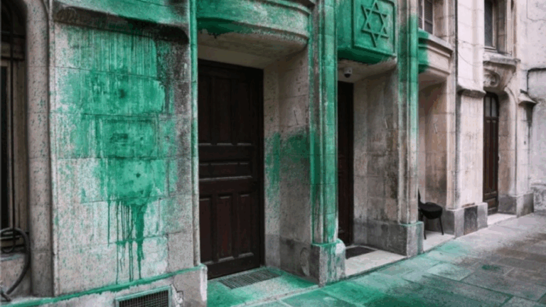 Sinagogas e Memorial do Holocausto são vandalizados em Paris