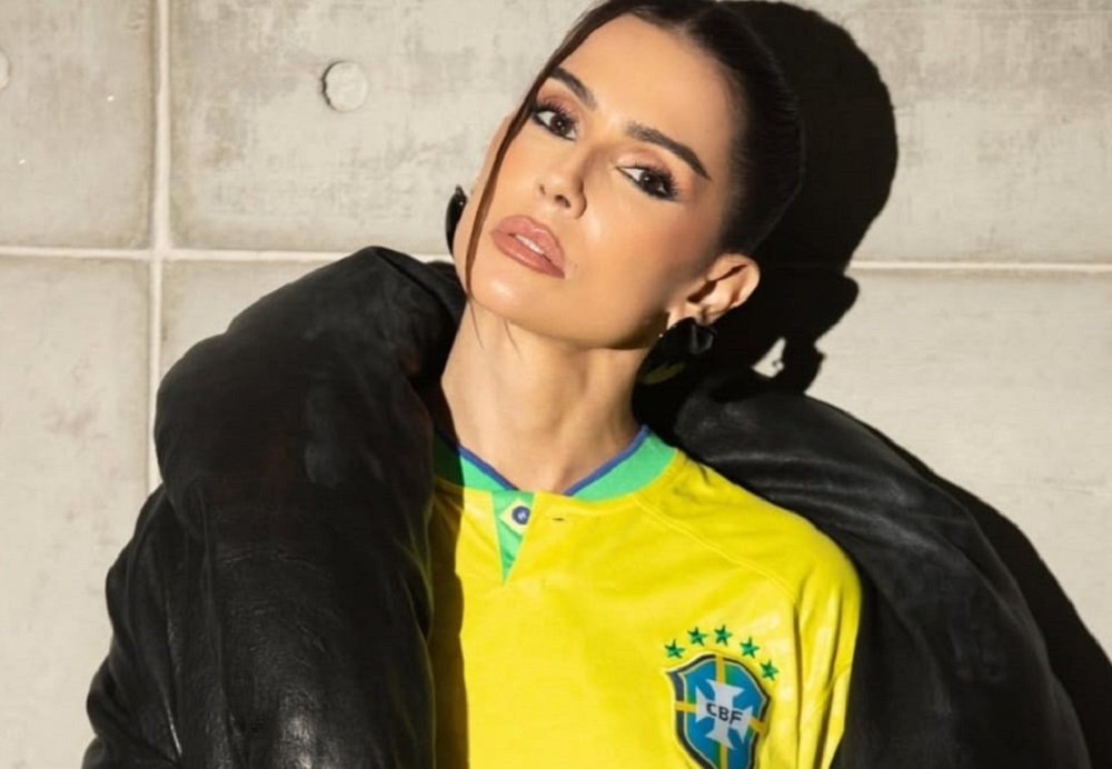 Deborah Secco exalta cultura brasileira com look ‘Brasilcore’ em jogo da seleção
